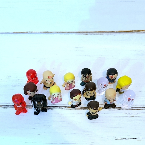 16 Count Mystery Box Mini The Walking Dead Figures - Picture 2 of 8